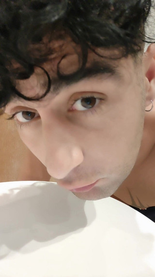 Idmir Sugary: Spitting chlapi stříkají a znovu to lízají v hotelové koupelně -...