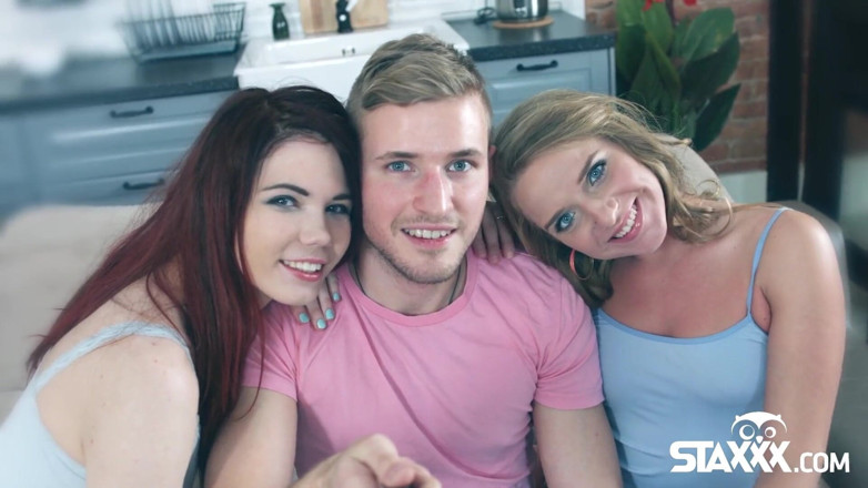 Staxxx: Vladislava und Laveina schließen sich zu einem analen dreier anal...