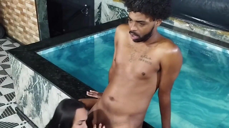 Renata Frazao: Занимаюсь сексом в бассейне