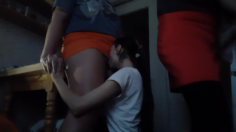 Lesbian-illusion: 隣人の口を突きながら、彼女の彼女が料理している間にもっと早くイこうとしました