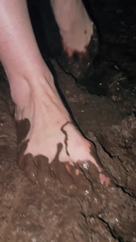 Naboso v chladu, Stříkající Bahno (zablácené nohy)