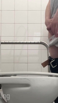 В туалете больницы мужик писает в чашку для пробы мочи, затем возбуждается, дрочит и кончает