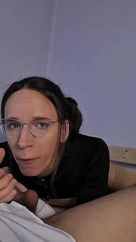 Femboy w kostiumie pokojówki dostaje twarzy i ogromną część spermy