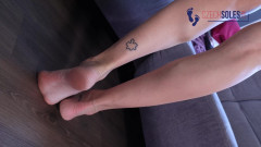 Czech Soles - foot fetish content: Une bombasse de la génération Z en sandales aux pieds...