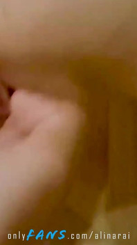 Pieprzyłem pasierbicę mocno we własnym pokoju, gdy była naga