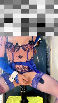 Femboy comel dalam kasut tumit tinggi dalam pakaian dalam stoking biru yang sangat seksi menunjukkan seluar dalamnya di luar
