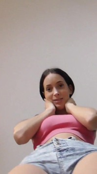Menina ao lado cuspindo dança pisando!