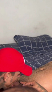 Potetovaný latinoameričanský thug šuká Twink bez kondomu