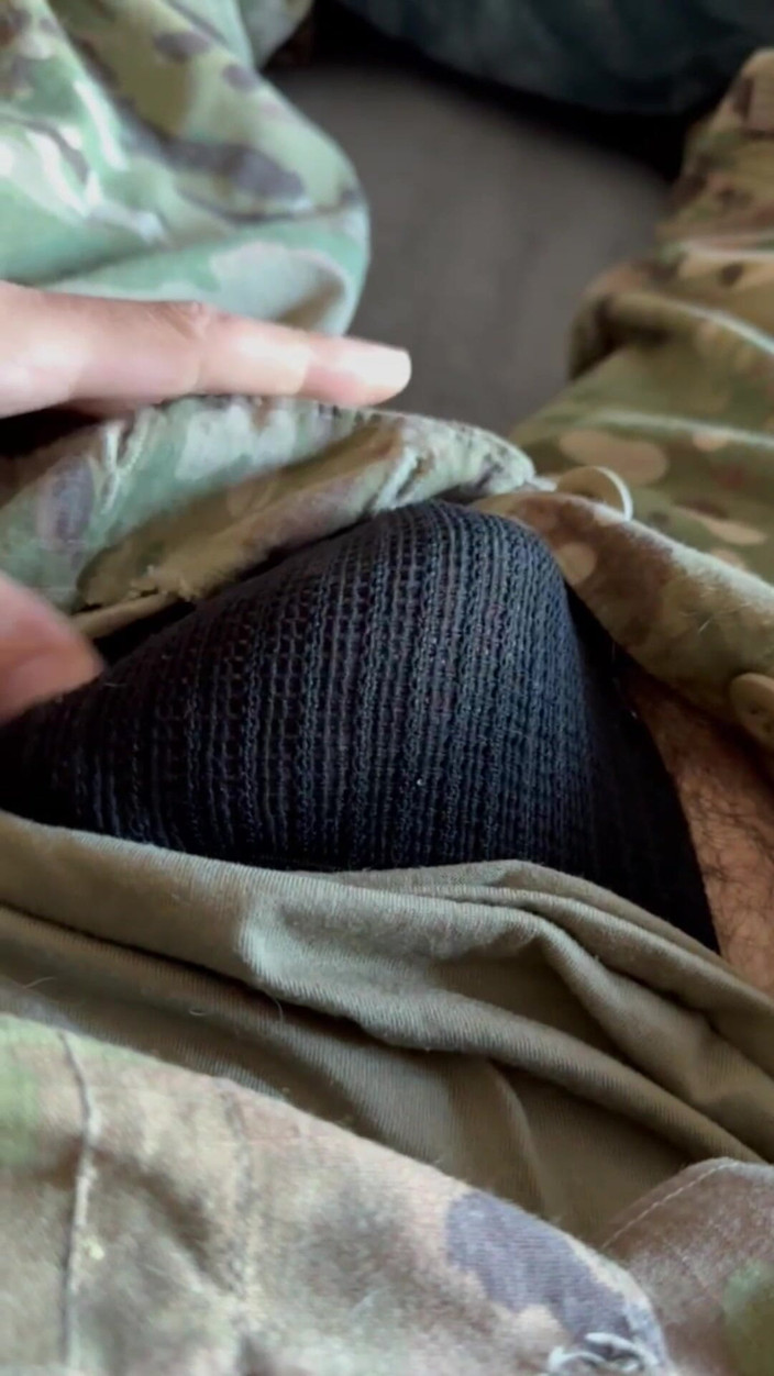 Gay Soldier Stuff: Soldatul armatei împușcă o încărcătură frumoasă într-un Jockstrap și pantaloni Ocp
