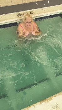 Davisdesires Berada di kolam menonton kering pepeknya