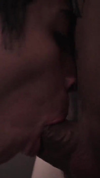 Pipe, facial, étalon tatoué sexy, Mike utilise la bouche de Magic C et couvre son visage de sperme épais