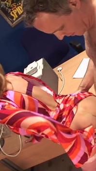 Paige Ashley fute doi editori deodată în suita de editare!