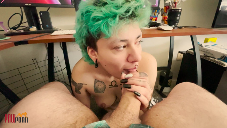 PNW Porn: Pik zuigen en enorme lading slikken terwijl papa werkt