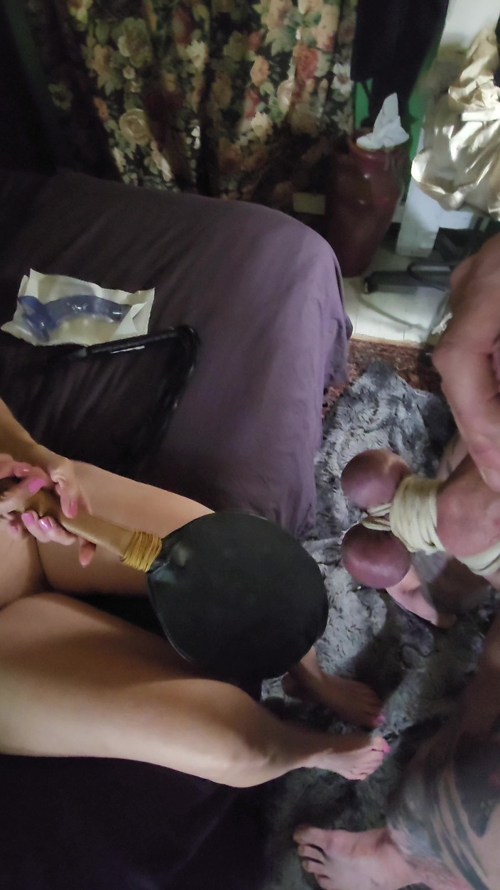 Goode Girl: Goode Girl Flogging dan Paddling Balls Berlatih