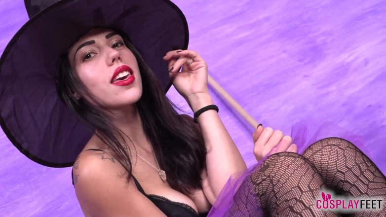 Feet & Cosplay: Flirty brunetka Petra w seksownym kostiumie halloweenowym czarownicy