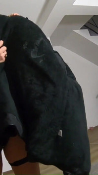 Orta yaşlı seksi kadın lüks ceketli oral seks derlemesi kürklü ve kabarık ceketli yarak emiyor