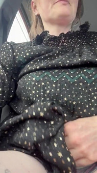 Fazendo topless no banco do passageiro porque estava congelando e eu queria fazer camadas.