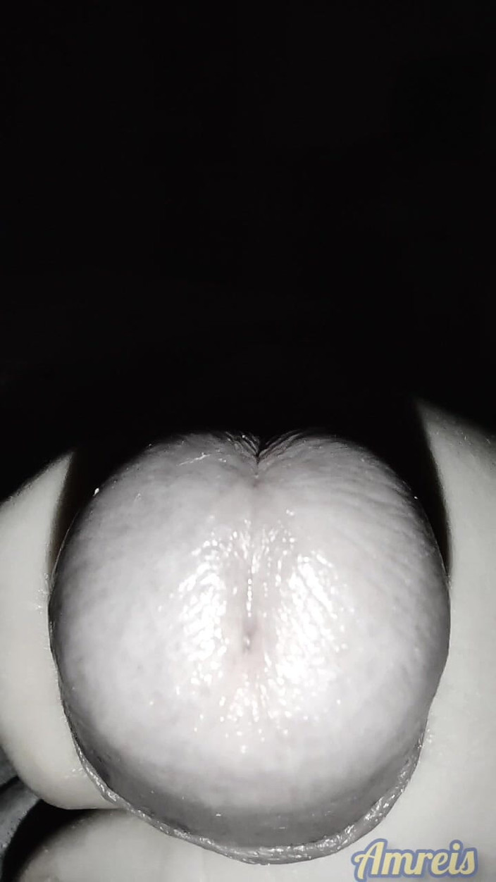 Amreis: 深夜射精。在鸡巴上滑动包皮。特写高潮。