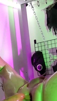 Pegging und fisting in transparentem Latex