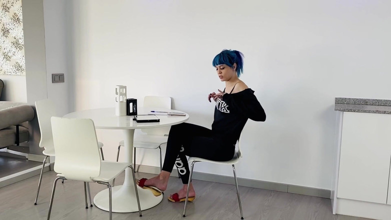 Candystart Videos: Strângându-se și atârnând la birou