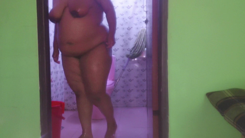 Your Boy's Cum: 継母が鍵なしでトイレでシャワーを浴びているとき、彼女の大きなお尻と大きな胸の裸の体を見て、シャワー後にセックスしました