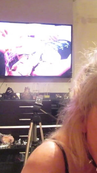 Gorąca żona ssie kutasa swojego mężczyzny, podczas gdy patrzy, jak ona ssie kutasa w telewizorze