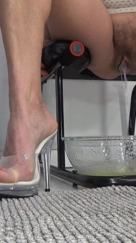 Pernas Lindas Fazendo Xixi Em Uma Tigela De Salada