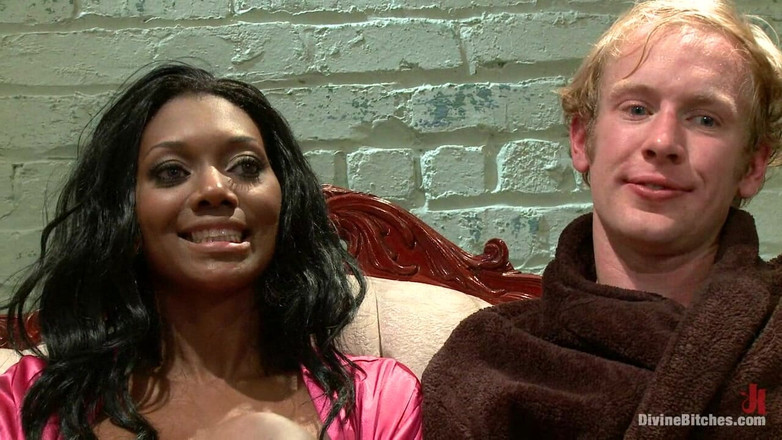 Divine Bitches by Kink: Diosa africana amazona y la perra blanca lily