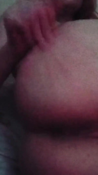오늘 저녁 침대에서 지루해, 그래서 자지를 빨고 완벽한 엉덩이로 놀기로 결정했습니다.