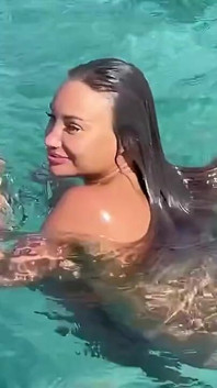 Сексуальная Monika Fox плавает обнаженной в бассейне и море в горячей стране