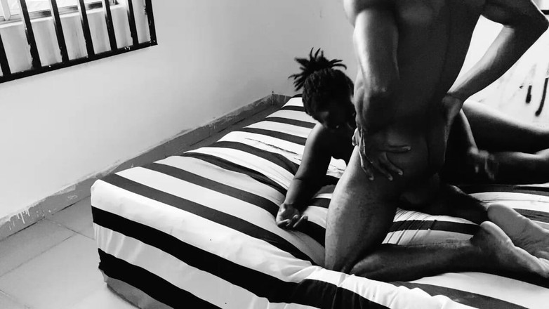 Kpekus Tv: 我吮吸我的继兄弟的鸡巴，直到他像他的婊子一样操我