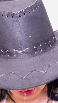 Verspielte Cowgirl hat Spaß mit einem weißen Schwanz und masturbiert, bis sie überall kommt.
