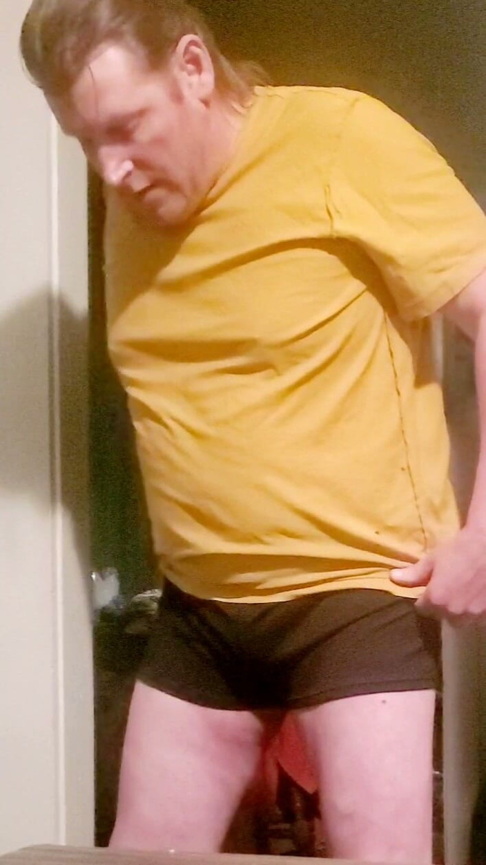 Lee Przybylowicz: Lee Przybylowicz Showing off His Camel Toe