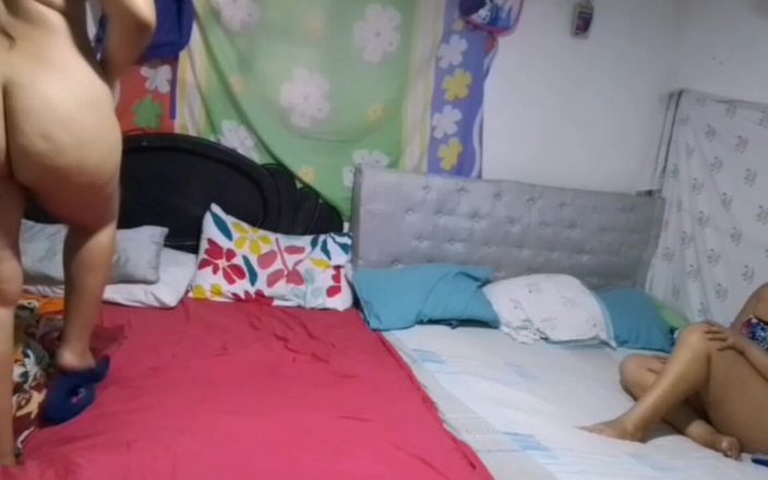 Sexysweet0455: Ich tanze sexy vor meiner perversen stiefmutter, während sie sich...