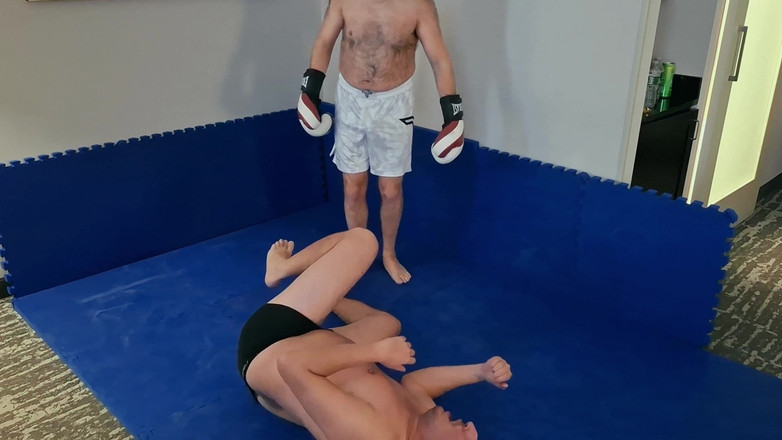 Combat and fetish: Desafio de boxe em um quarto de hotel - Ursinho vs...