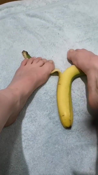 Erotic college: My roommate like eat bananas after video