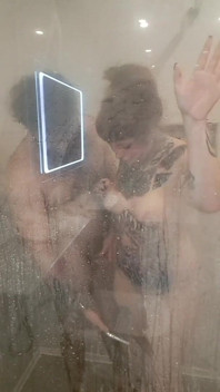 Sprchový sex proti velkému zapařenému skleněnému panelu