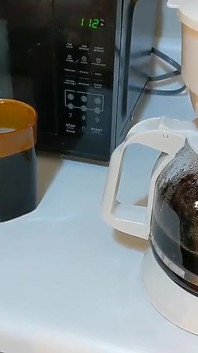Yaramaz barista kaba müşteriyle ilgileniyor
