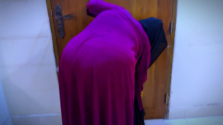 Aria Mia: 大屁股丰满的埃及热辣女仆被困在椅子下，然后我看到她裸露的屁股并开始手淫