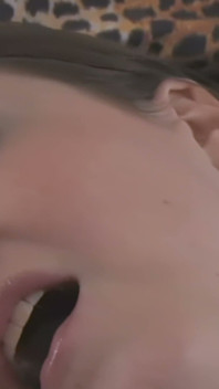 Přírodní brunetka na leopardím křesle - pomalé prstění sólo