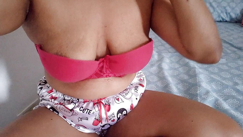 PATY PATY: La giovane ragazza del college la tocca e lascia bagnate...