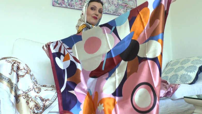 Lady Victoria Valente: Le mie lucida sciarpe di raso ti accenderanno! Lady Victoria...