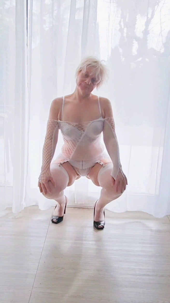 Sofy13: Kamu pengen banget ngentot pantat bahenolku