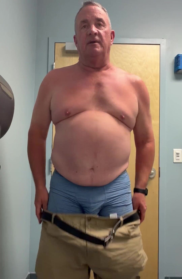 GottaLuvBB: Dezbrăcându-se în toaleta biroului