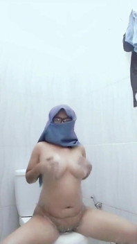 Mandi Sambil Colmek