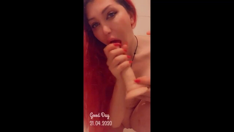 Mistressrola: Sputa sul dildo e lo succhia così sporco