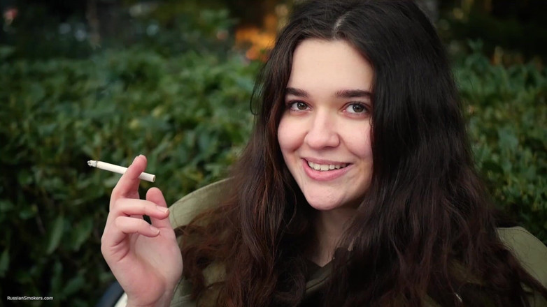 Russian Smokers: Mladá brunetka se neuspěchaně prochází s allwhite 120mm cigaretou