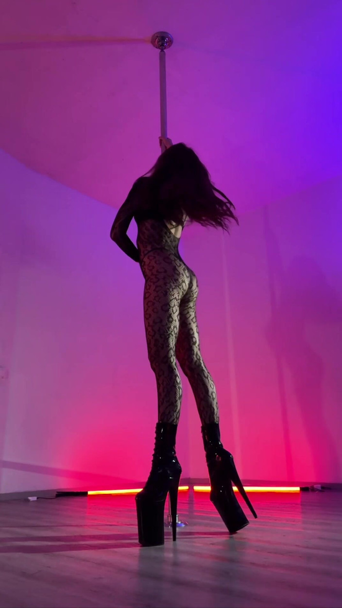 Skinny_lady69: Pole Dance Giantess