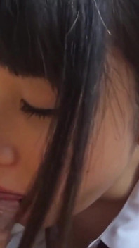 Adegan langsing cewek jepang rambut cokelat dengan toket kecil lagi asik muasin memeknya pakai mainan seks dan ngentot di kamar mandi dan di sofa