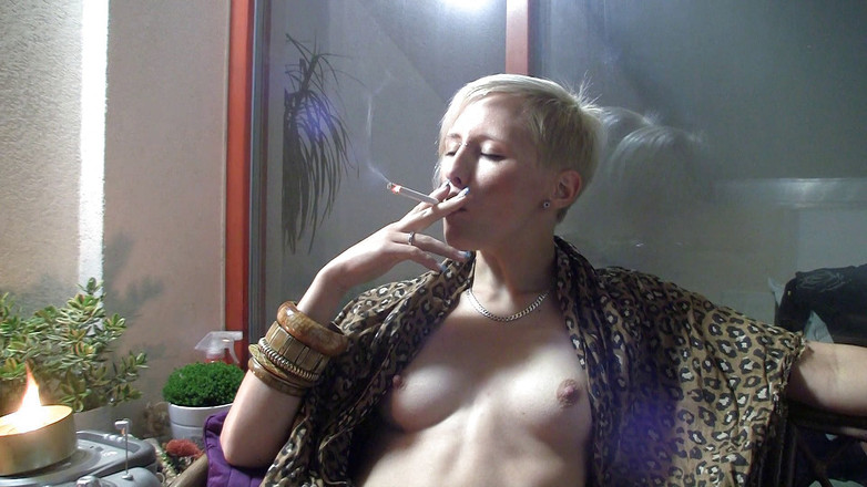 Smoke it bitch: Remaja pirang tetek kecil mengisap rokoknya